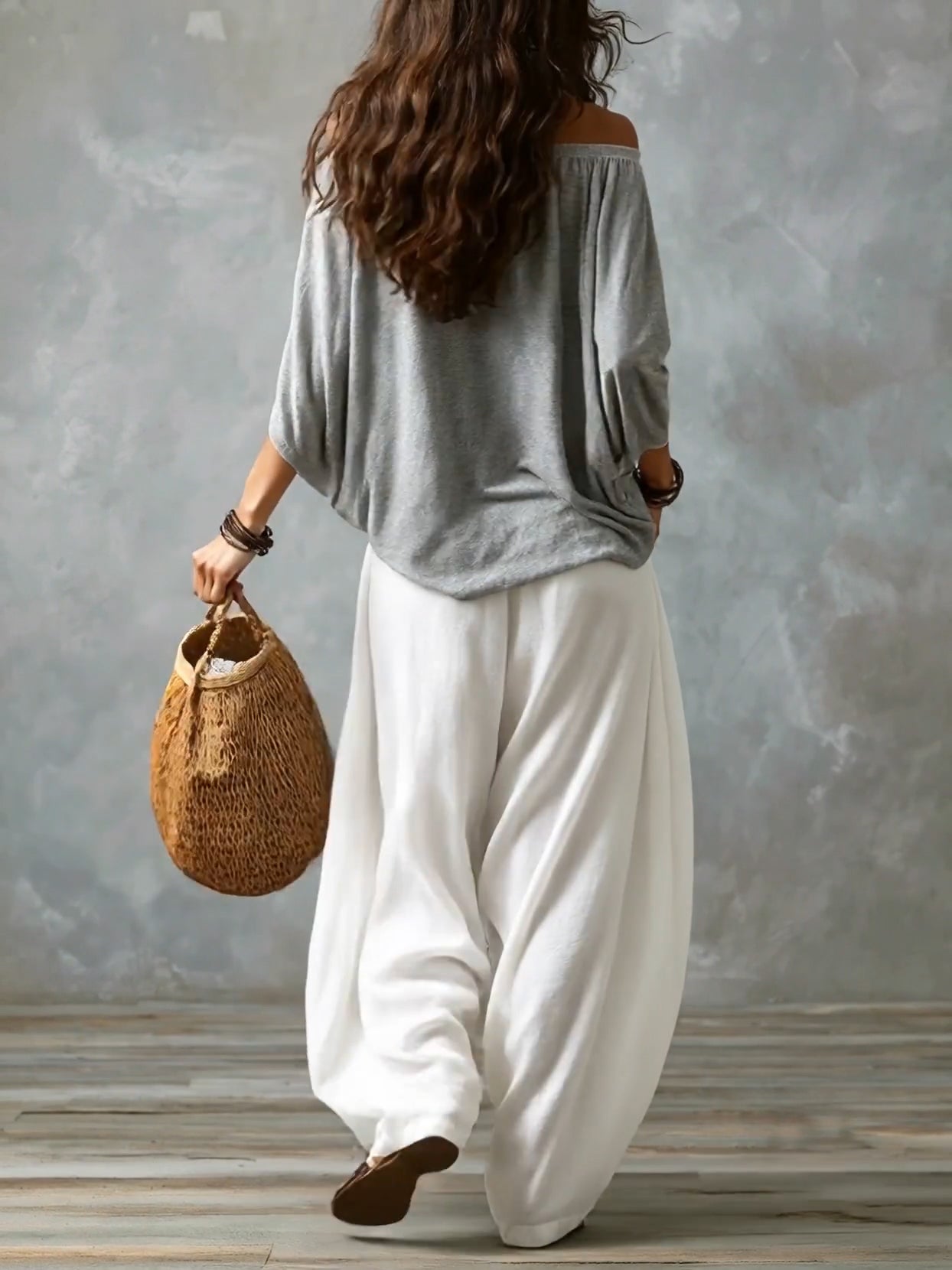 Top Gris Off-Shoulder y Pantalones Lantern Blancos Sueltos