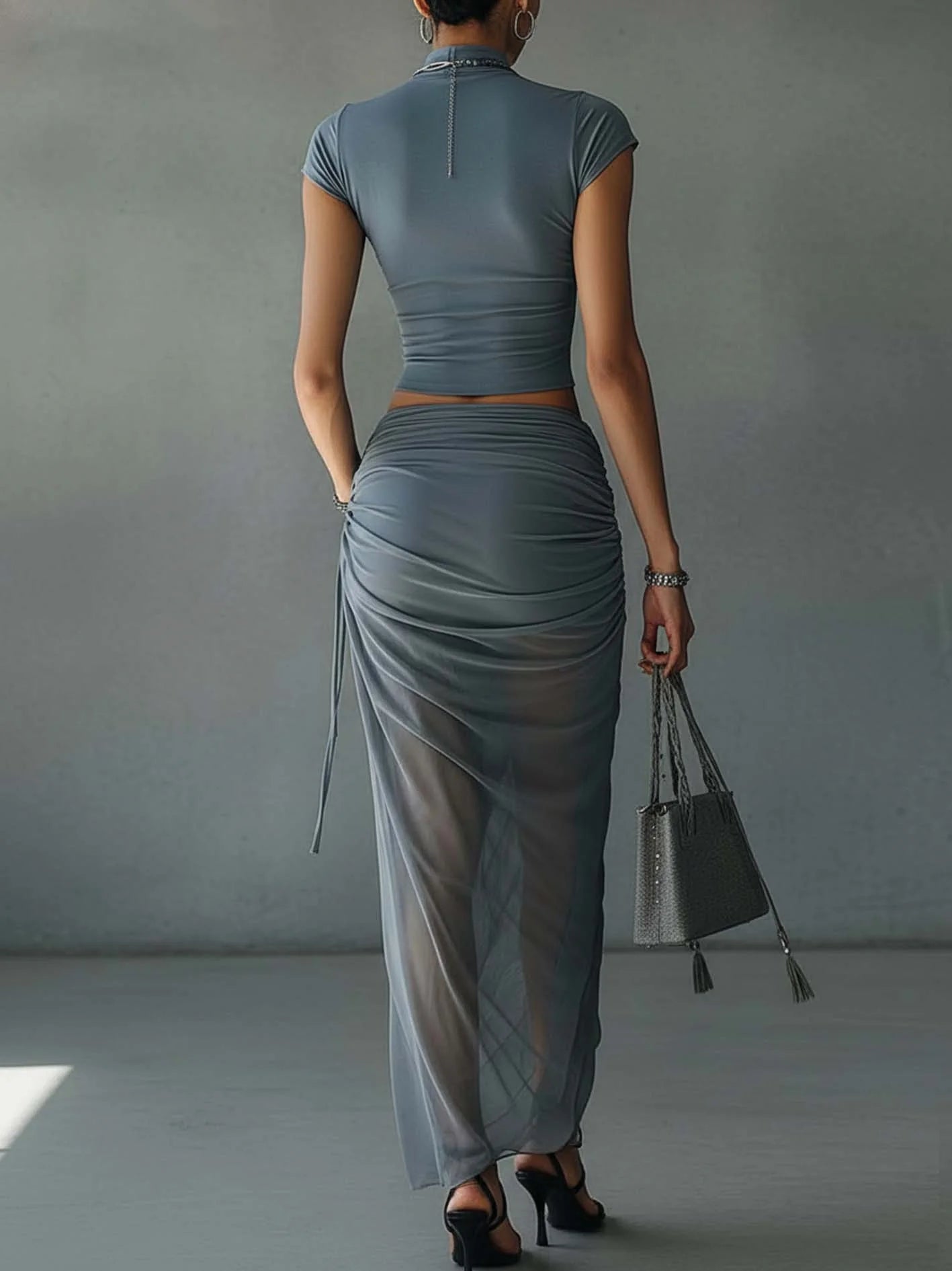 Conjunto de Camiseta Corta Azul y Falda Drapé de Malla Transparente