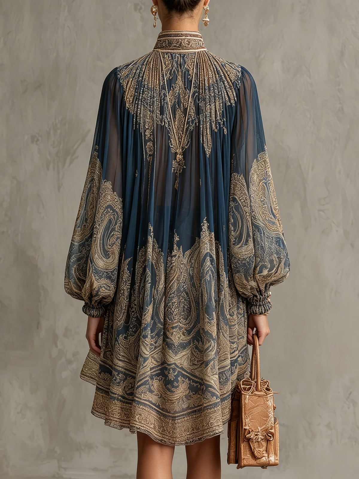 Vestido Mini de Chifón Irregular de Cuello Alto con Estampado Barroco en Azul Marino