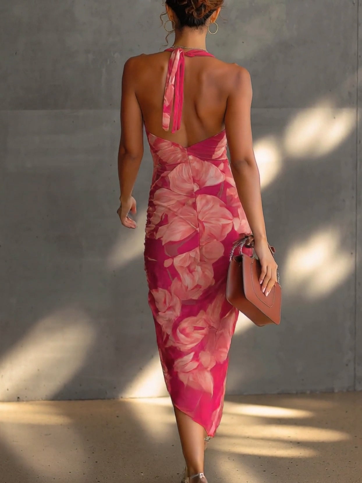 Vestido ajustado sin mangas con estampado floral en fucsia y abertura lateral fruncida
