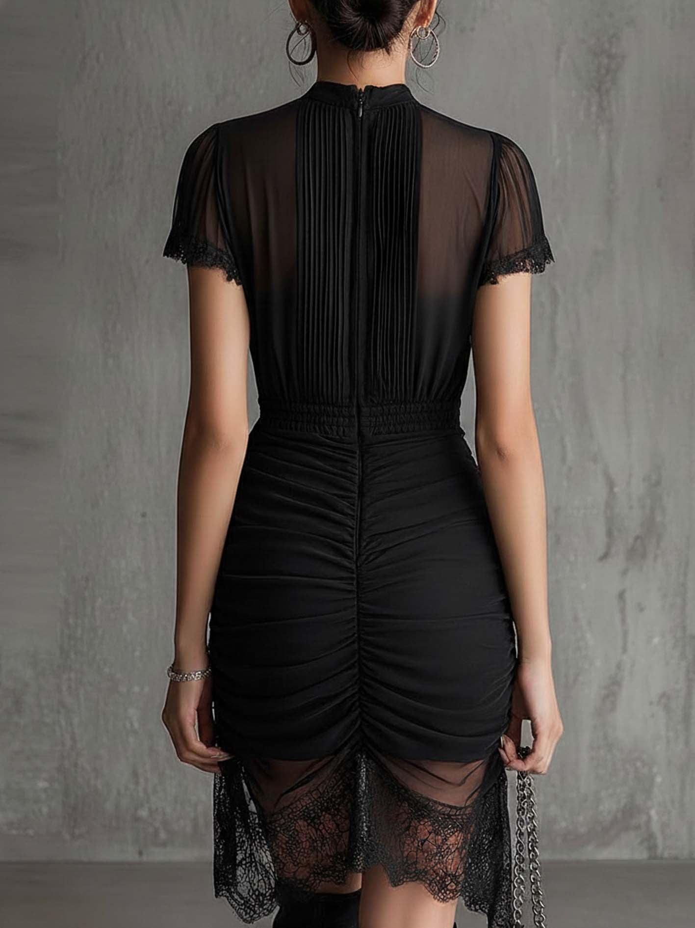 Vestido Mini de Chifón Negro con Cintura Plisada y Encaje