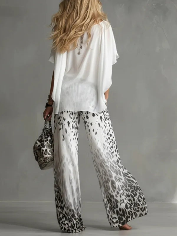 Conjunto de Camiseta Blanca Flowy y Pantalones de Chifón con Estampado de Leopardo
