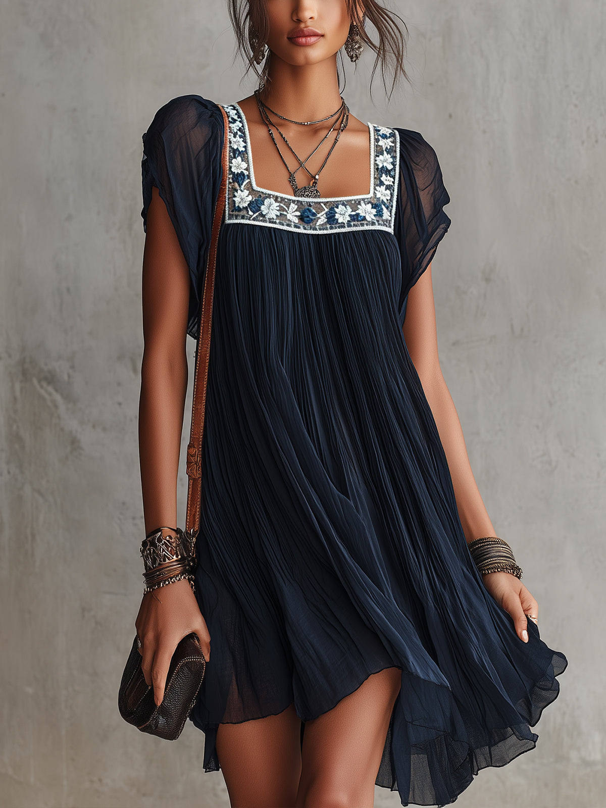 Vestido mini de chiffon plisado bordado floral azul marino