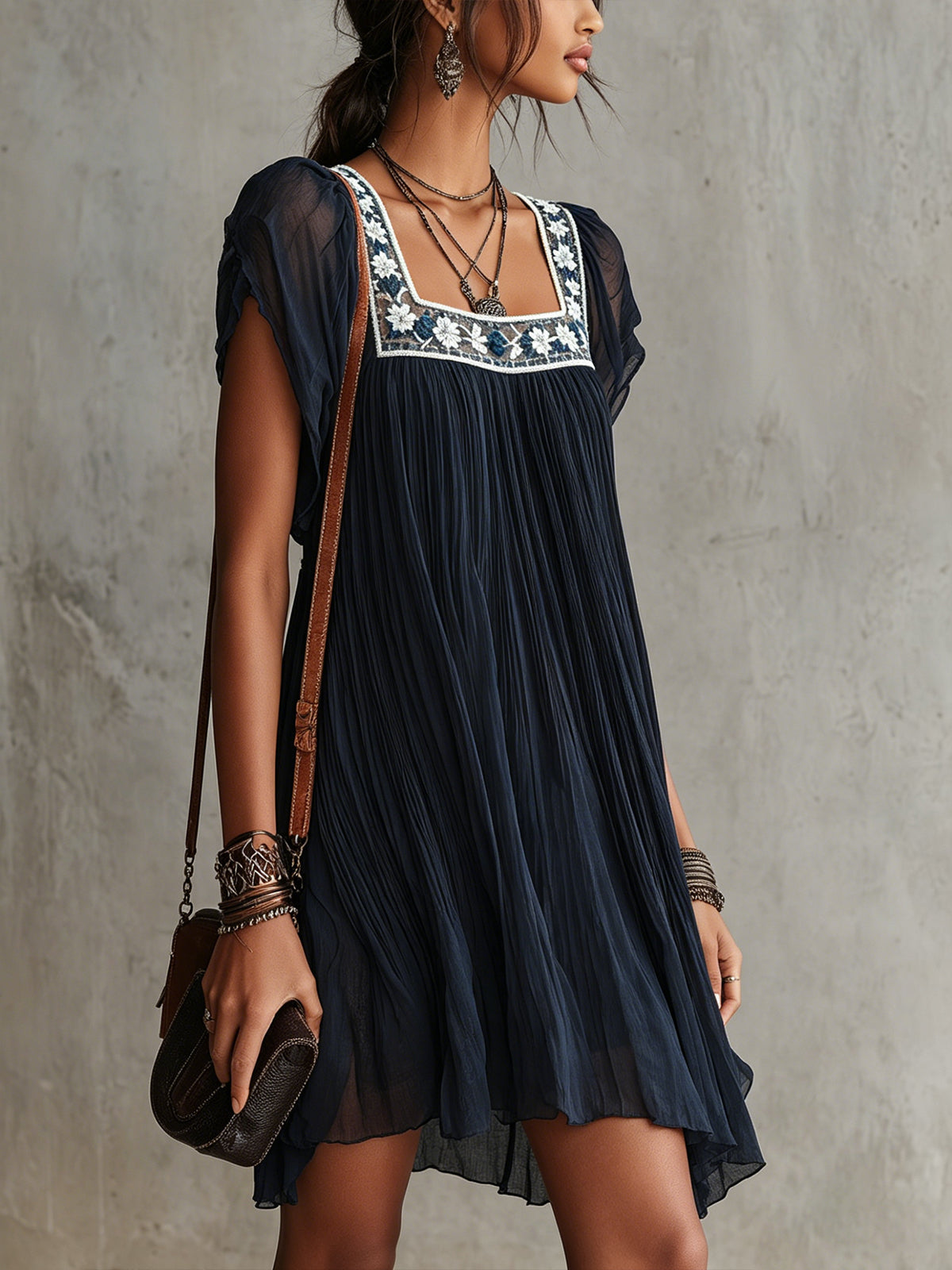 Vestido mini de chiffon plisado bordado floral azul marino
